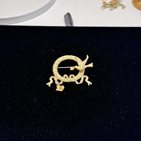 Vintage 1928 Gold Tone Bird Wreath Pin Dangle Brooch Large - Picture 2 of 6